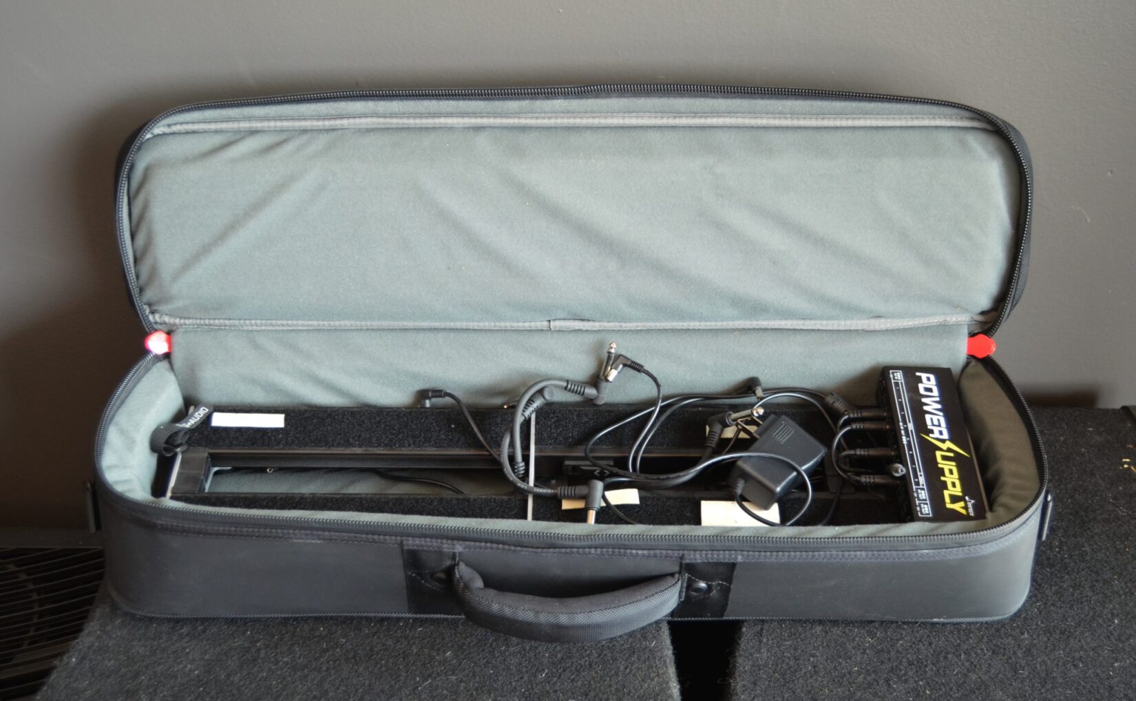 Donner - 5 Space Powered Pedal Board w/ Gig Bag - Used - Image 2