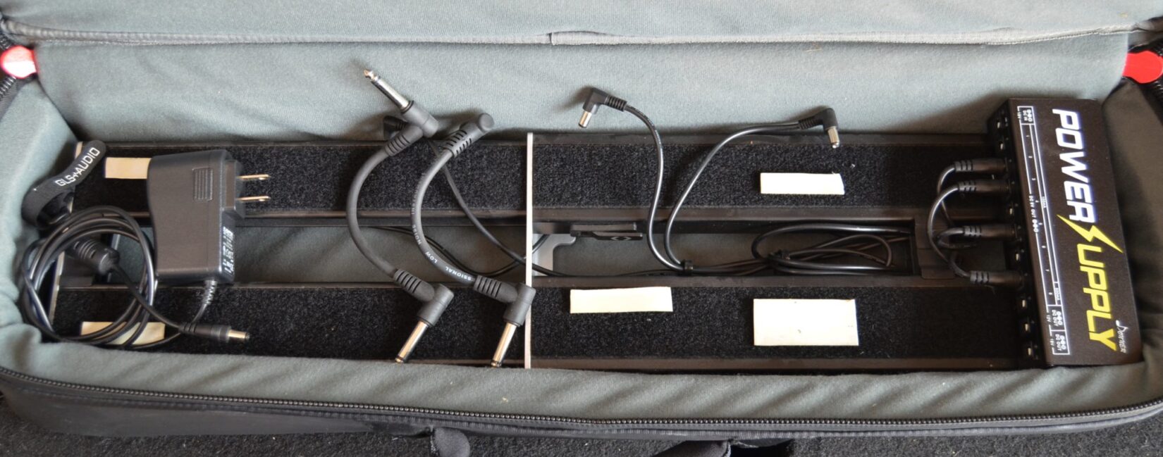 Donner - 5 Space Powered Pedal Board w/ Gig Bag - Used - Image 3